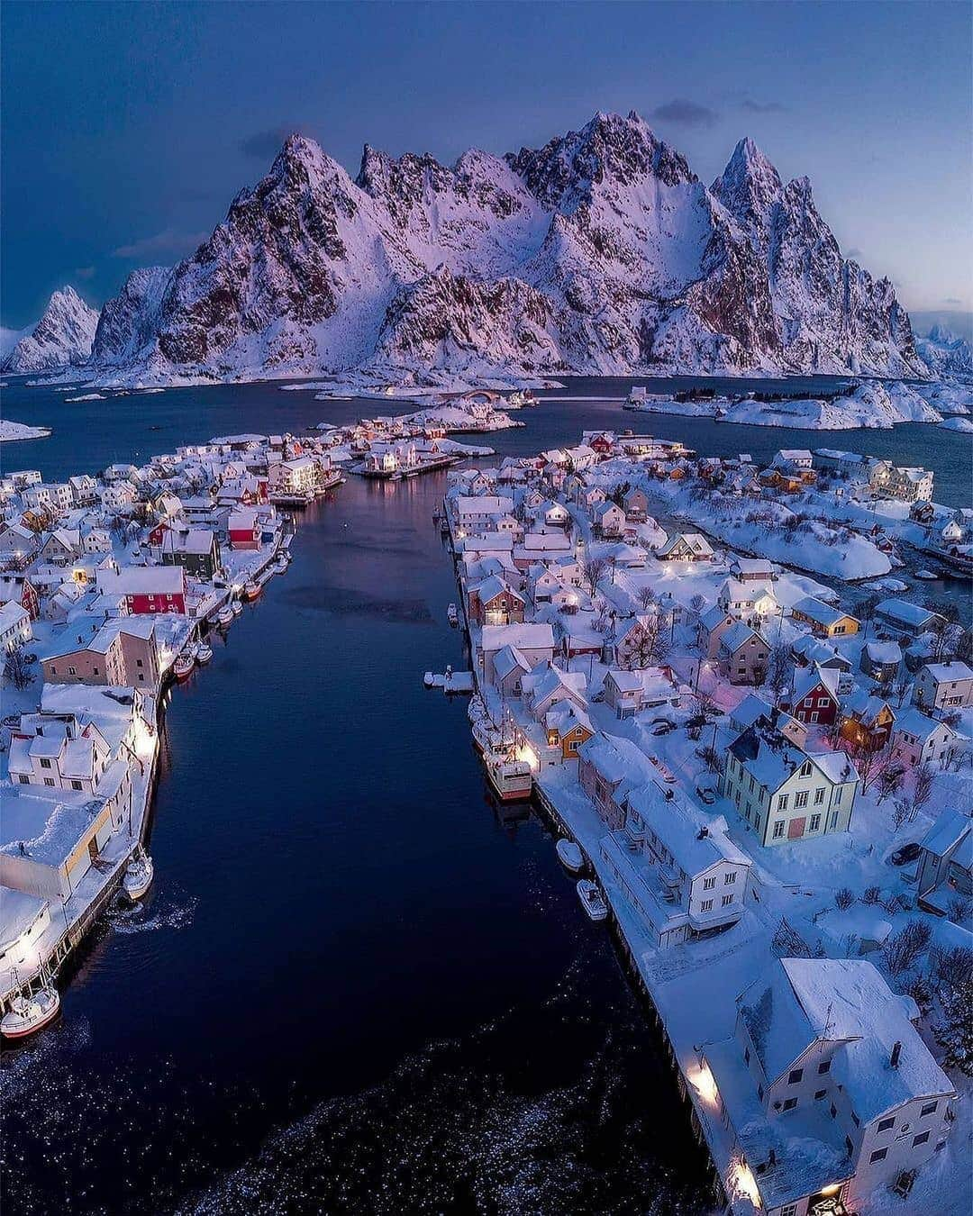 Padgramさんのインスタグラム写真 - (PadgramInstagram)「🔺This wonderful picture is by @chrisnanos 🔹Location : Lofoten , Norway ➖➖➖➖➖➖➖➖➖➖➖➖ #pgdaily #pgstar #pgcounty #norway #norway🇳🇴 #planetgo #planet #planetearth #amazing #awesome #lofoten」1月6日 23時05分 - planet.go