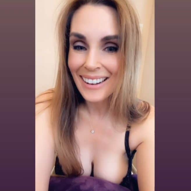 ターニャ・テイトのインスタグラム：「It's Tanya Tate's Tea & Crumpets chat..🫖💖 See you there at 10am LA time..   👆🔗」