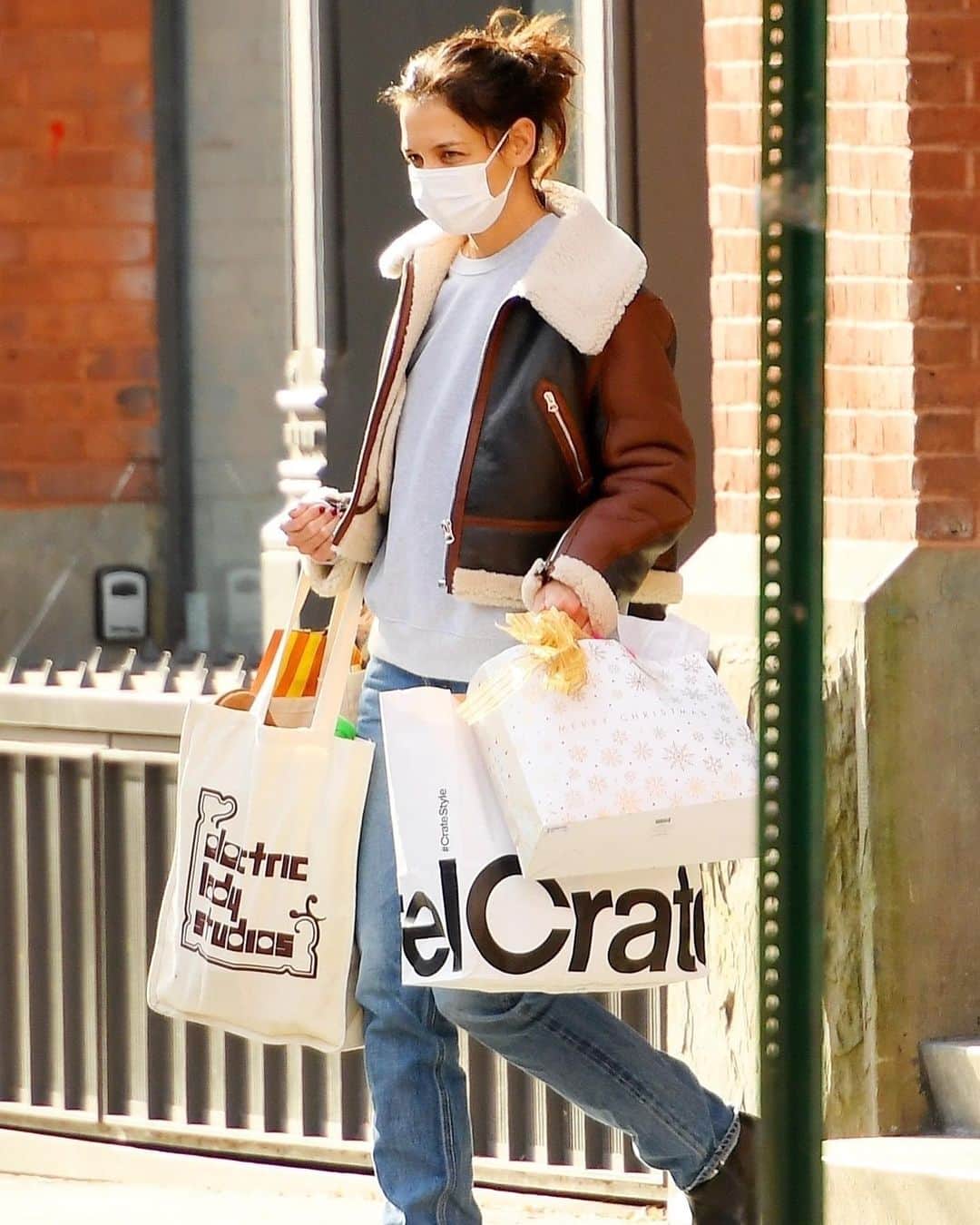 ラグ&ボーンのインスタグラム：「Katie Holmes in our Shearling Aviator.」