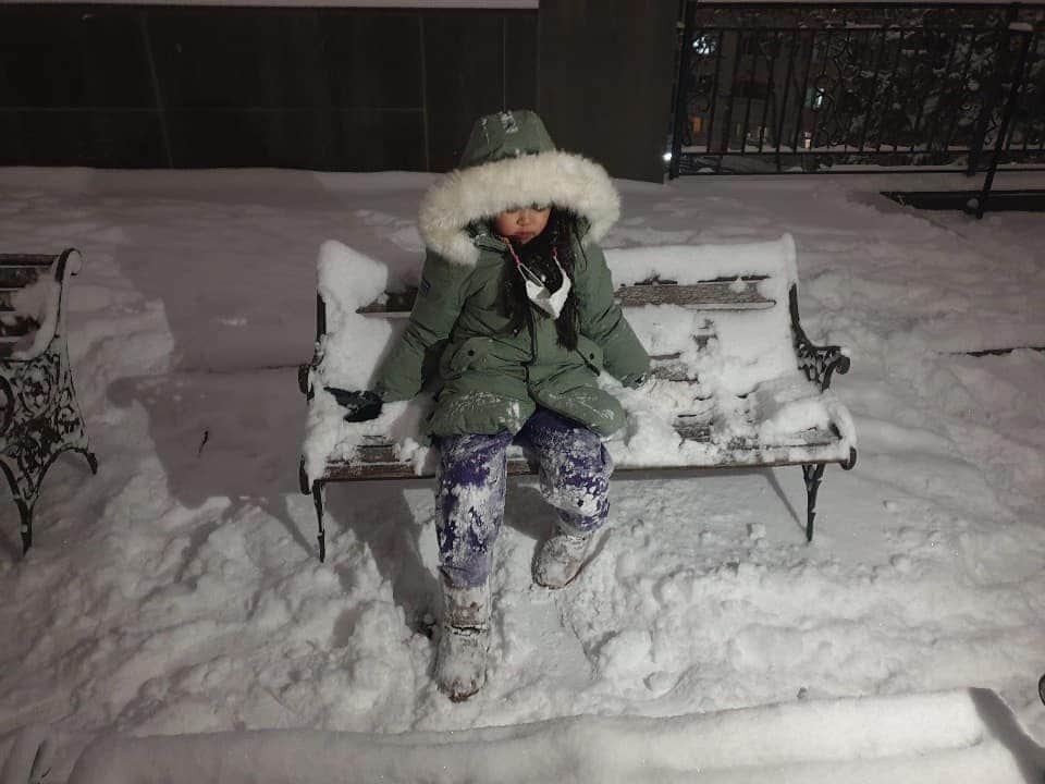 チョン・シアさんのインスタグラム写真 - (チョン・シアInstagram)「항상 집안에만 있다가 예쁜 눈 만나러 옥상으로... 폭신폭신 하얀 눈밭 ☃️☃️ 잠깐이었지만 너무 너무 행복해하는 #우남매_ 👫 #선물같은하루❤」1月6日 23時14分 - jung.sia