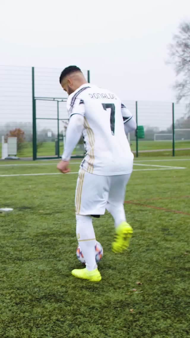 F2Freestylersのインスタグラム：「“OH MY GOSH...”😱🔥  This goal is in my top 🔟 but where? New video in bio now ➡️🎥  #football #soccer #goals #tricks #skills #ronaldo #messi #mbappe #neymar #kane」