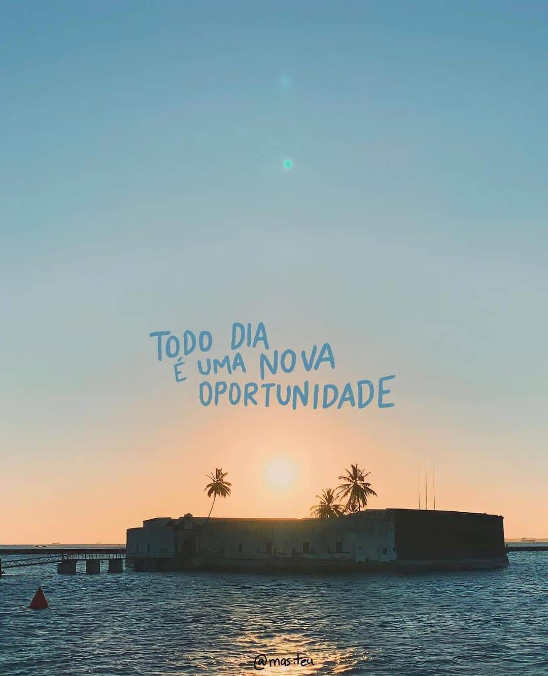 ライサ・チャダッドのインスタグラム：「bom dia 💛✨  . . arte: @mas.teu」