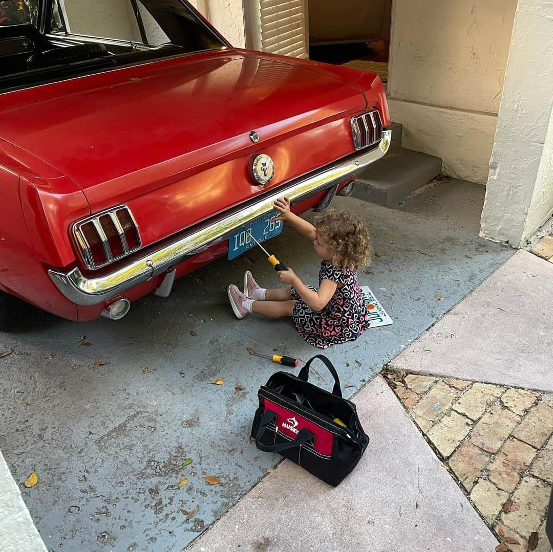 ニック・マルティネスのインスタグラム：「Found my new mechanic! She only takes lollipops and chocolate as payment」