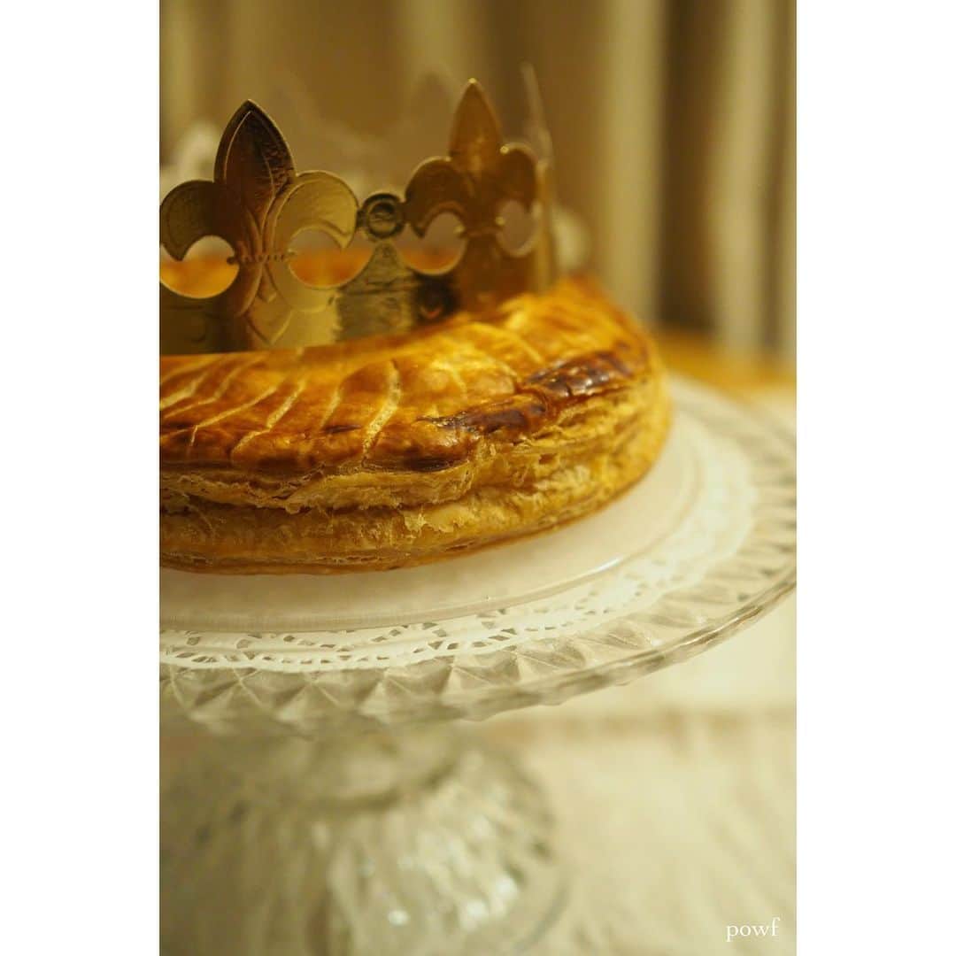 anemone_69のインスタグラム：「. 今年の #ガレットデロワ は #オイシックス で。 . しかし！ 一刀目でフェーブ代わりの 栗を切ってしまいました😂 . (以前にもやった) . . .」