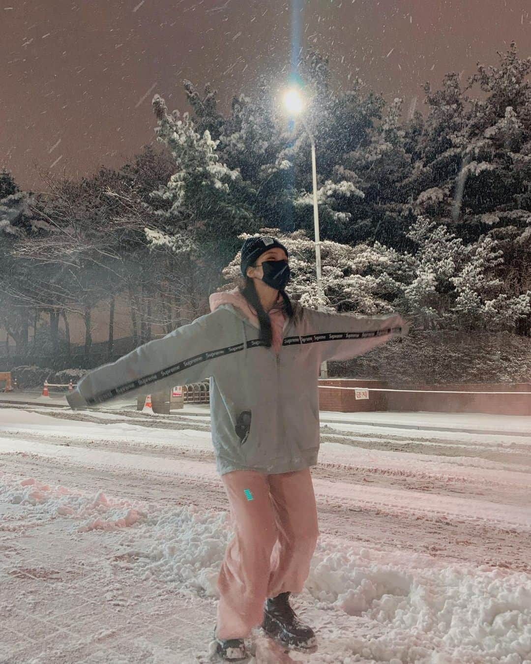 カン・ギョンミンさんのインスタグラム写真 - (カン・ギョンミンInstagram)「❄️☃️ 새하얀 세상 ☃️❄️ 너무 대박이야아아아 ......... 🤍 구의 우편집중국 앞 쓱싹 맡았음돠 🙋🏻‍♀️」1月6日 23時19分 - kkmmmkk