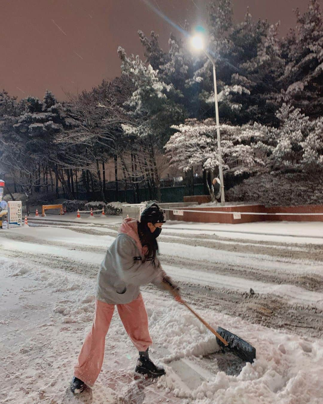 カン・ギョンミンさんのインスタグラム写真 - (カン・ギョンミンInstagram)「❄️☃️ 새하얀 세상 ☃️❄️ 너무 대박이야아아아 ......... 🤍 구의 우편집중국 앞 쓱싹 맡았음돠 🙋🏻‍♀️」1月6日 23時19分 - kkmmmkk