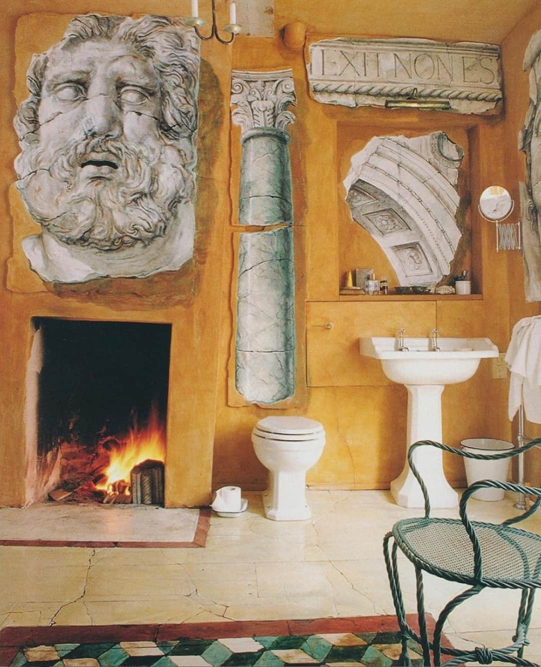 Meganさんのインスタグラム写真 - (MeganInstagram)「The London home of painter Ricardo Cinalli. World of Interiors, 1991. 💫 via @kimcoolmon⁠ .⁠ .⁠ .⁠ .⁠ #interiordesign #bathroomdecor #mural #theworldofinteriors #ricardocinalli #ancientgreece」1月6日 23時25分 - zanzan_domus