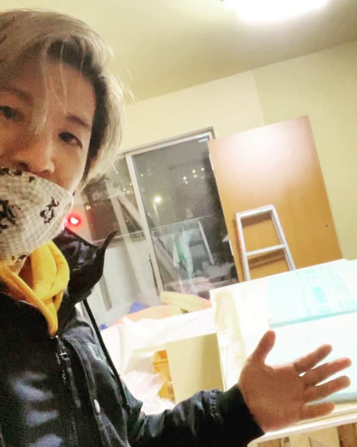 のインスタグラム：「🎍Happy new year guys!🎍 When I came back to studio, suddenly the new door has appeared.lol We are just re-producing our new studio and I'm planning some new ideas from here. Live streaming, new videos, lesson contents, sessions... I don't know how it goes but I want to share you guys after the studio has completed! Stay safe and stay tuned!👍  #studio #studiolife #musicianlife #bassist #bass #bassplayer #composer #arranger #producer #building #workinprogress #diy #livestreaming #lesson #jam #markbass #adamovic  #ベース #ベーシスト #作曲家  帰ってきたらドアが増えてる話です😌 ここから色々新しいアイデアを発信できるよう、リニューアルしてもらっています。」