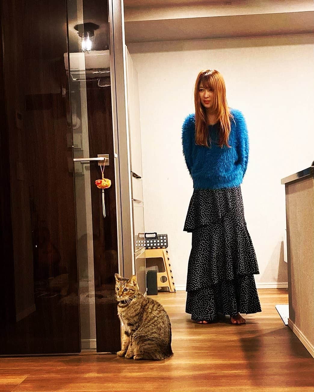 のインスタグラム：「今度観よう〜の先延ばしを AZU姉のnoteがぶった切ってくれました  ということで観たソウルフル・ワールド🌏  なんと、、素晴らしいの、、 哲学的な大命題をこんなにも楽しく描いてしまうなんて‼︎  これから不安になった時 この映画に心をストンとしてもらうんだろうなと 大切な映画に。  本筋はもちろん 私はジェリーたちのやりとりが 面白くもありちょっと皮肉めいてたりして、キレイごと言ってない感じも好きでした いろんなヒントを受けとったよ  あ〜細かくあれやこれや言いたい気もするけどこれはこれぐらいで黙っとく笑  あなたにも受け取ってほしいし ストンとしてほしい  ポジティブでファンタジックだけど すごーく倫理的。  インサイドヘッドも大好きでテーマに震えたけど  ソウルフルワールドは更に音楽も素晴らしいからさっ  この写真にしたのは うちの猫にも誰か入ってたりしてと 一瞬よぎったから🐈  #ソウルフルワールド #soul #pixar #disney #最新作　#映画 #azu姉のnoteはazu姉のインスタから @azubeatradio」