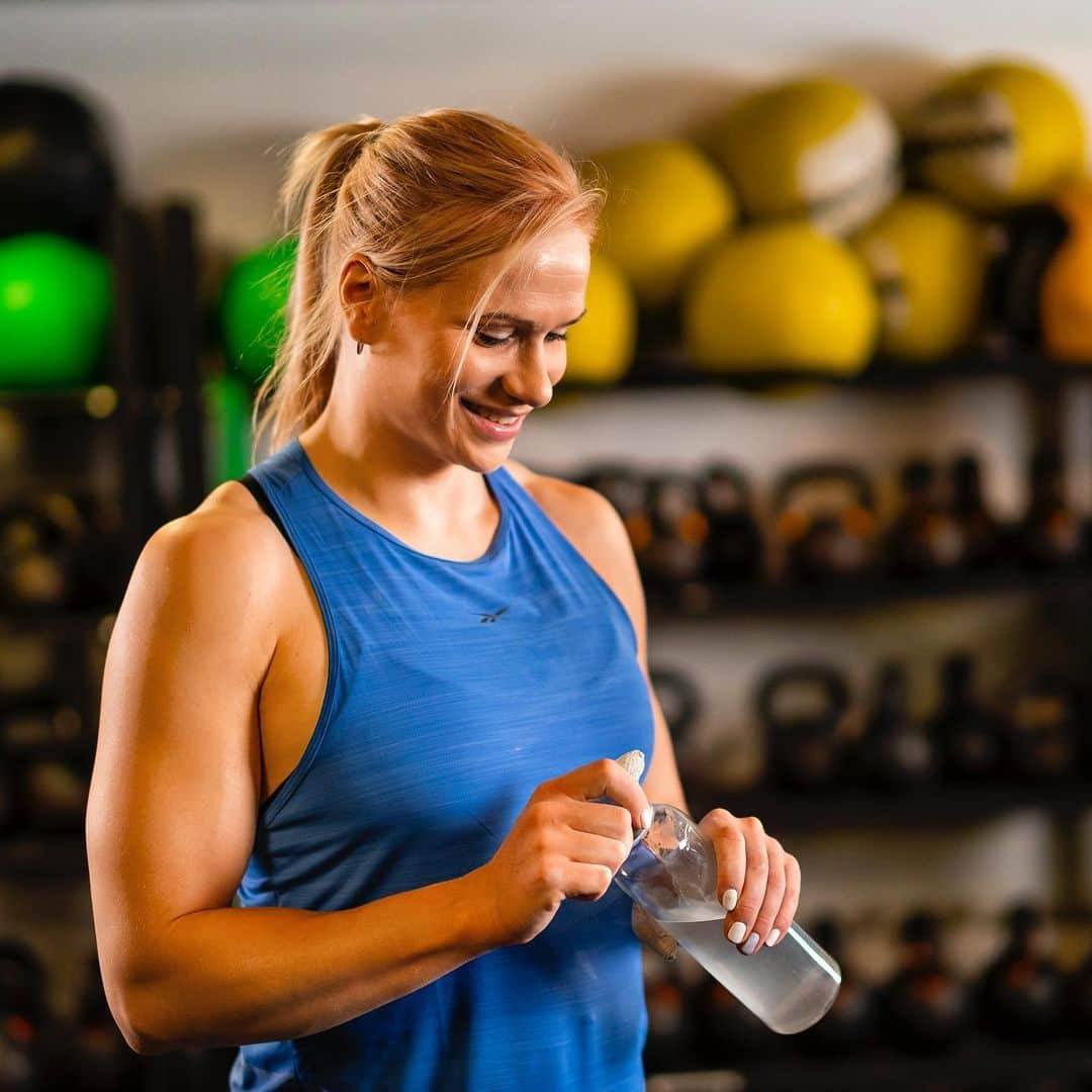 アニー・スラスドーターさんのインスタグラム写真 - (アニー・スラスドーターInstagram)「2021, new year, new goals but my hydration game stays the same. #nuunrecover during longer sessions keeps me going strong - this comes from a chronically dehydrated woman, a condition who is shared my the vast majority of the adult population worldwide, did you know that? Well, now you do. #yourewelcome #enjoythejourney #hydrate #add」1月6日 23時27分 - anniethorisdottir