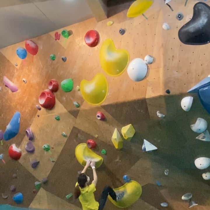 ホン・イン・リーのインスタグラム：「少了一項武器，只好將剩餘的能力發揮更好 #攀岩 #抱石 #bouldering #ボルダリング #taiwanclimbing」