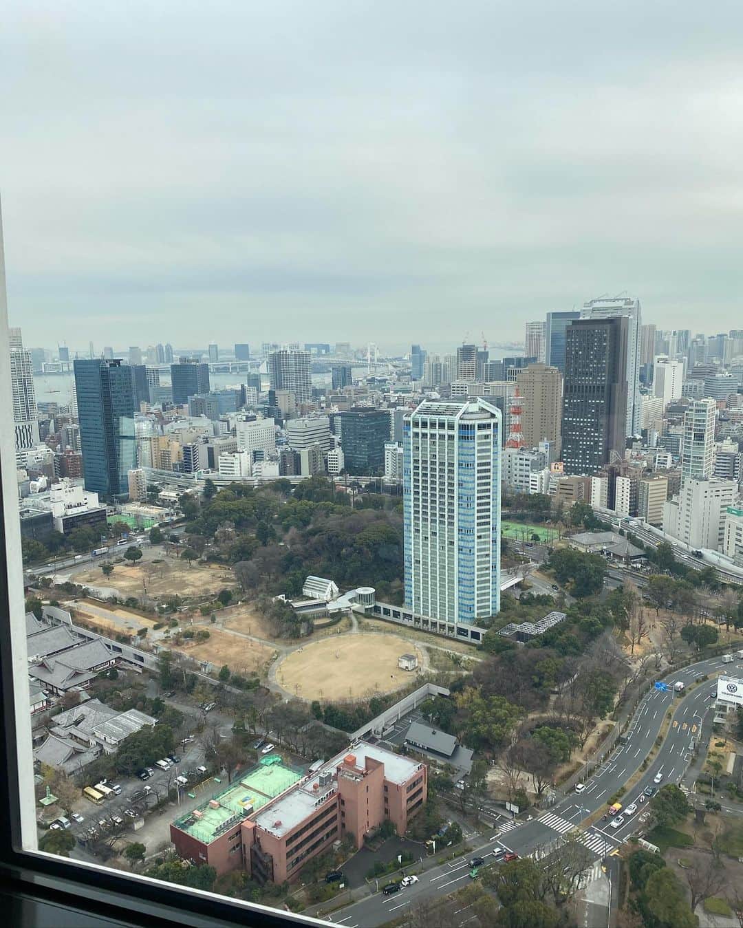 佐野真彩さんのインスタグラム写真 - (佐野真彩Instagram)「東京タワー小学生の頃ぶりに登りました、いやもっと前かも🗼💦 以前はただ都会だな、高いな〜しか感じなかった東京タワーも１０年住めば知ってるところがミニチュアにぎゅっと集まって見えて感慨深かったです💭  別日に撮った写真も載せてます🙏  このワンピースは　@spicaglow です👗 さらっと着られるのでよく着ています☺️  1000円オフクーポンコードはコチラです → msg690   可愛いお洋服が沢山あるので覗いてみてね🐤   #spicaglow #spicaglowstyle #銀座と東京タワーが混ざってます #おでかけコーデ #大人カジュアル #ニットワンピース　#東京タワー　#長身コーデ #長身女子」1月6日 23時34分 - sano.maya
