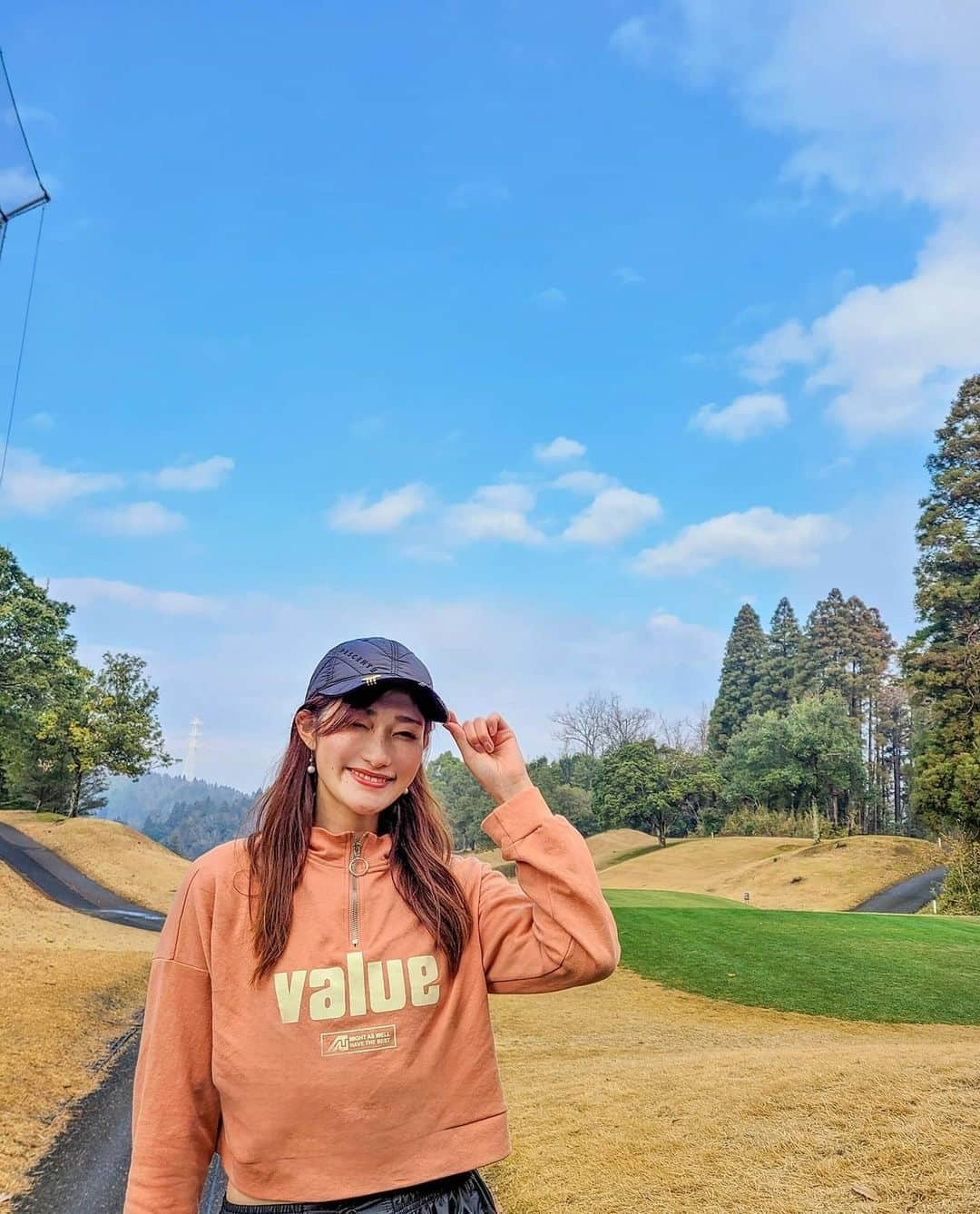 武田しのぶのインスタグラム：「Hello golf in 2021! After the rain. Tops:@onearts_jpn #happynewyear #newbeginnings #hello2021 #1stjanuary #happybeginnings #yoga2021#golf#golfbabe #golfflexibility  ※ウィンクは本気です。（定期w」