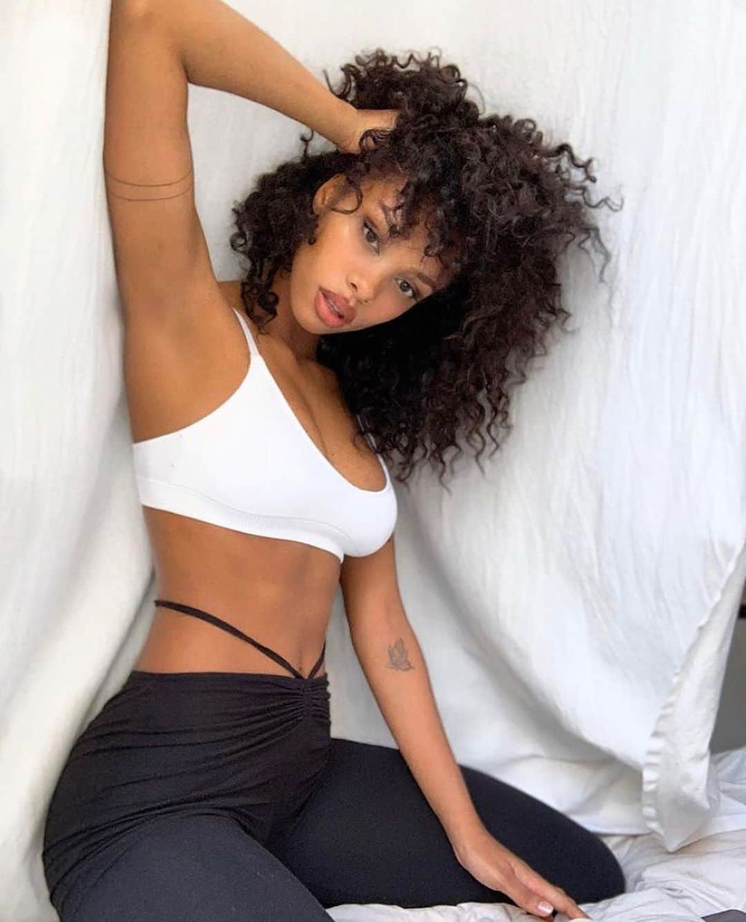 ユアアイズライのインスタグラム：「Now representing the incredible VANESSA ✨🤍✨  For booking enquiries please email jaya@7evenmodelmanagement.com」