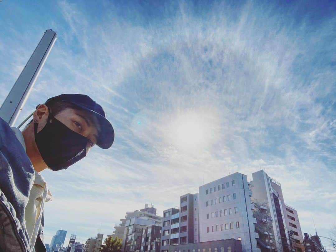 雅-MIYAVI-さんのインスタグラム写真 - (雅-MIYAVI-Instagram)「Found the 1st halo in 2021 on my way back from Hatsumoude. Wishing you all good luck and happy moments this year! 初詣の帰り道に、ハロ見つけた！２０２１年、みんなに良いことがありますように！✋🏻✋🏻😃💯」1月6日 23時49分 - miyavi_ishihara