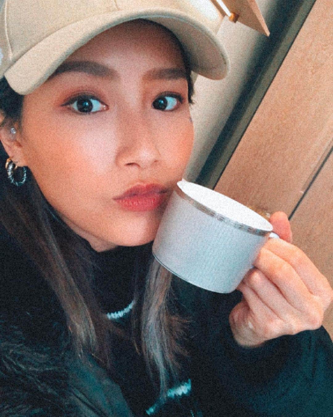 安柏兒のインスタグラム：「2021就用內在美來開始 冷光美白大概在4、5年前嘗試過 不過是稍簡易的版本 比較像現在在市面上也買得到的居家冷光保養 但留下的記憶就是 牙齒超級酸的 ！！  這次做的冷光美白  從踏進 @egdental  感覺就非常不同  特別高級特別舒適 🤣 不僅有 #獨立診間  還有你的 #專屬醫療秘書 還有比我房間view還好的 #VIP休息室  採預約制 讓看牙會緊張的你 有獨立的自我空間 還有專業攝影幫你記錄過程的每一個步驟  美白過程不像以往經驗 完～全 沒有出現酸痛的敏感現象 本來都 做好了可能會受不了的心理準備 沒想到最後居然是一度快睡著⋯ 效果很滿意！ 做完色階又進步了2階～ 當然 也要靠日常維持 你要是都不漱口不刷牙沒保養 想必黑色素肯定跟你跟得緊緊的 若有陳年的沈澱 沒關係！可以用噴砂除掉你的不愉快！  我是第一次做噴砂 「噴砂」專門把平常很難刷到的內側牙面 縫縫邊邊角角上的陳年黑色素、污垢清除乾淨 一般的洗牙只是保健清潔 所以若你想清除牙面上的黑色素或污垢沈澱 噴砂真的清的很乾淨  超級滿意 👍🏾  美白的部分  我沒有追求要到貼片效果的白 主要也是不想磨牙齒 而且價格更高 🥲  謝謝 #陳宇江醫師 有問必答而且非常實際 診所也很貼心推薦事後搭配的居家美白保養  可以幫助維持牙齒的亮白度 細節都講得非常清楚   這是我年初目前很滿意的一個決定 內在美也是要顧的 🤍  下次見面記得約我露齒笑 😁😁  #敦南上境 #冷光美白 #居家美白療程 #口腔照顧很重要  #其實看牙最痛是嘴巴被撐開的痛」