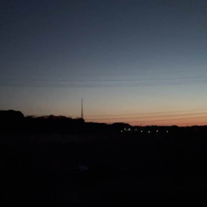 大塚良子のインスタグラム：「東京滞在も残すところ後一週間🌙✨ #電信柱と夕暮れ　#日本」