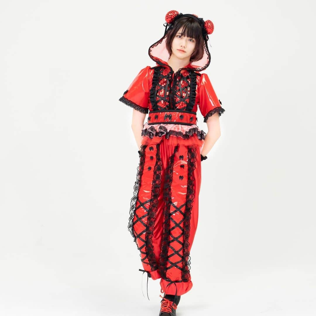 赤杖まりんさんのインスタグラム写真 - (赤杖まりんInstagram)「新衣装です〜！ 初めてのオリジナル衣装。。  シルエットも生地感もだいすきな 赤杖の新しい戦闘服 みんなに早く生で体験してほしいなあ、 @nishiyamamiya さまに作って頂きました、、本当にたからもの #新衣装 #衣装 #アイドル衣装」1月6日 23時56分 - dzue_slee