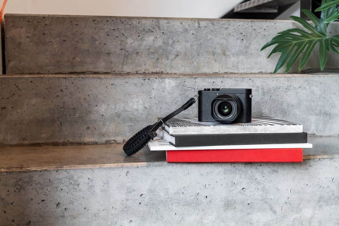 ライカさんのインスタグラム写真 - (ライカInstagram)「The Leica Q2 Monochrom – also known as the world’s first full-frame digital compact camera to feature a dedicated monochrome sensor. Check out the link in our bio for more.  #LeicaQ2Monochrom #LeicaCamera #Leica #🔴📷」1月7日 0時00分 - leica_camera