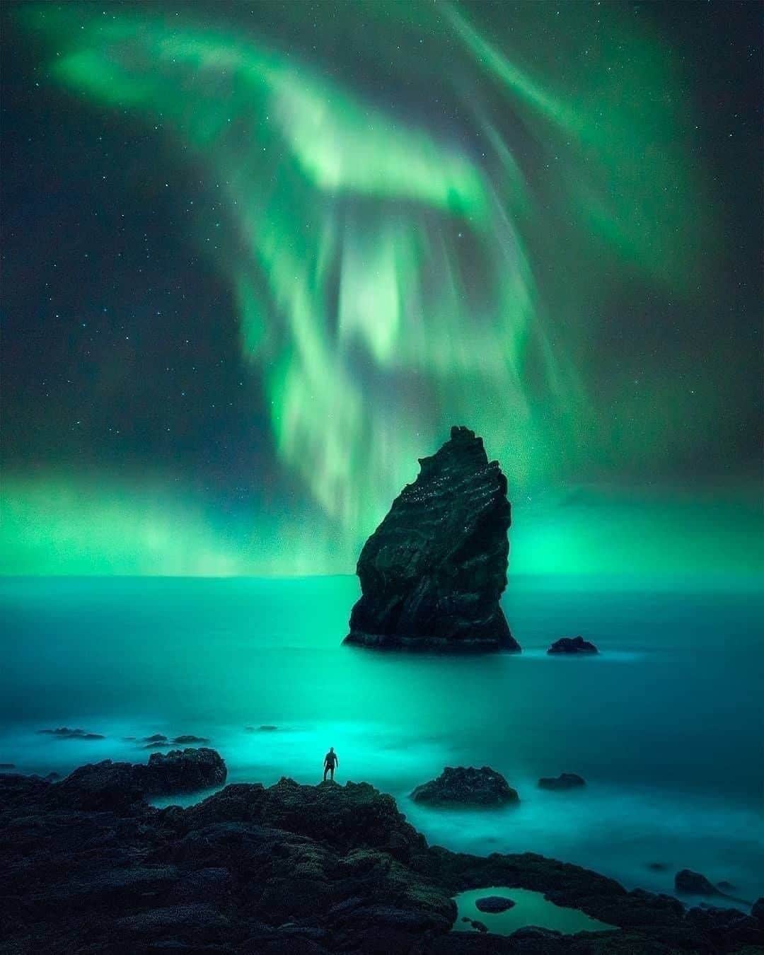 Discover Earthさんのインスタグラム写真 - (Discover EarthInstagram)「Who's ever seen the northern lights? The best time to see the Northern Lights is from October to March. The nights are pitch black and last 10 to 20 hours.   #discovericeland🇮🇸   @arnarkristjans_photography  @beyondthelands  @simona_br_photography  . . . . .  #northernlights  #auroraborealis  #aurora  #inspiredbyiceland  #iceland  #icelandair  #reykjavik  #nordlys  #exploreiceland  #icelandexplored  #everydayiceland  #absoluteiceland  #lapland  #whyiceland  #icelandtravel  #igersiceland  #astrophotography  #ig_iceland  #northernnorway  #mystopover  #wheniniceland  #nightsky」1月7日 0時00分 - discoverearth