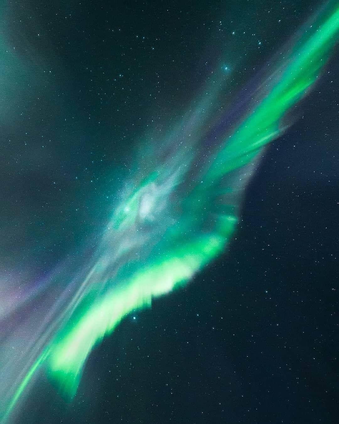 Discover Earthさんのインスタグラム写真 - (Discover EarthInstagram)「Who's ever seen the northern lights? The best time to see the Northern Lights is from October to March. The nights are pitch black and last 10 to 20 hours.   #discovericeland🇮🇸   @arnarkristjans_photography  @beyondthelands  @simona_br_photography  . . . . .  #northernlights  #auroraborealis  #aurora  #inspiredbyiceland  #iceland  #icelandair  #reykjavik  #nordlys  #exploreiceland  #icelandexplored  #everydayiceland  #absoluteiceland  #lapland  #whyiceland  #icelandtravel  #igersiceland  #astrophotography  #ig_iceland  #northernnorway  #mystopover  #wheniniceland  #nightsky」1月7日 0時00分 - discoverearth