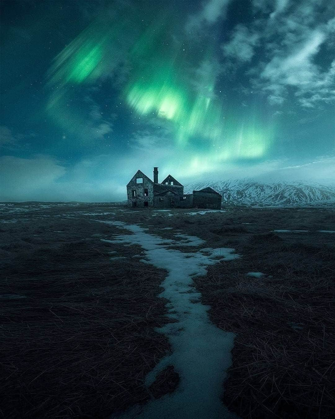 Discover Earthさんのインスタグラム写真 - (Discover EarthInstagram)「Who's ever seen the northern lights? The best time to see the Northern Lights is from October to March. The nights are pitch black and last 10 to 20 hours.   #discovericeland🇮🇸   @arnarkristjans_photography  @beyondthelands  @simona_br_photography  . . . . .  #northernlights  #auroraborealis  #aurora  #inspiredbyiceland  #iceland  #icelandair  #reykjavik  #nordlys  #exploreiceland  #icelandexplored  #everydayiceland  #absoluteiceland  #lapland  #whyiceland  #icelandtravel  #igersiceland  #astrophotography  #ig_iceland  #northernnorway  #mystopover  #wheniniceland  #nightsky」1月7日 0時00分 - discoverearth