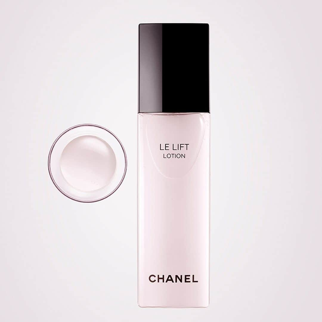 シャネルさんのインスタグラム写真 - (シャネルInstagram)「LE LIFT Lotion prepares skin to receive the smoothing and firming benefits of the skincare ritual. For skin that feels comfortable and looks plump and refined.  #CHANELSkincare #LELIFT #LIFTYOURBEAUTY」1月7日 0時00分 - chanelofficial