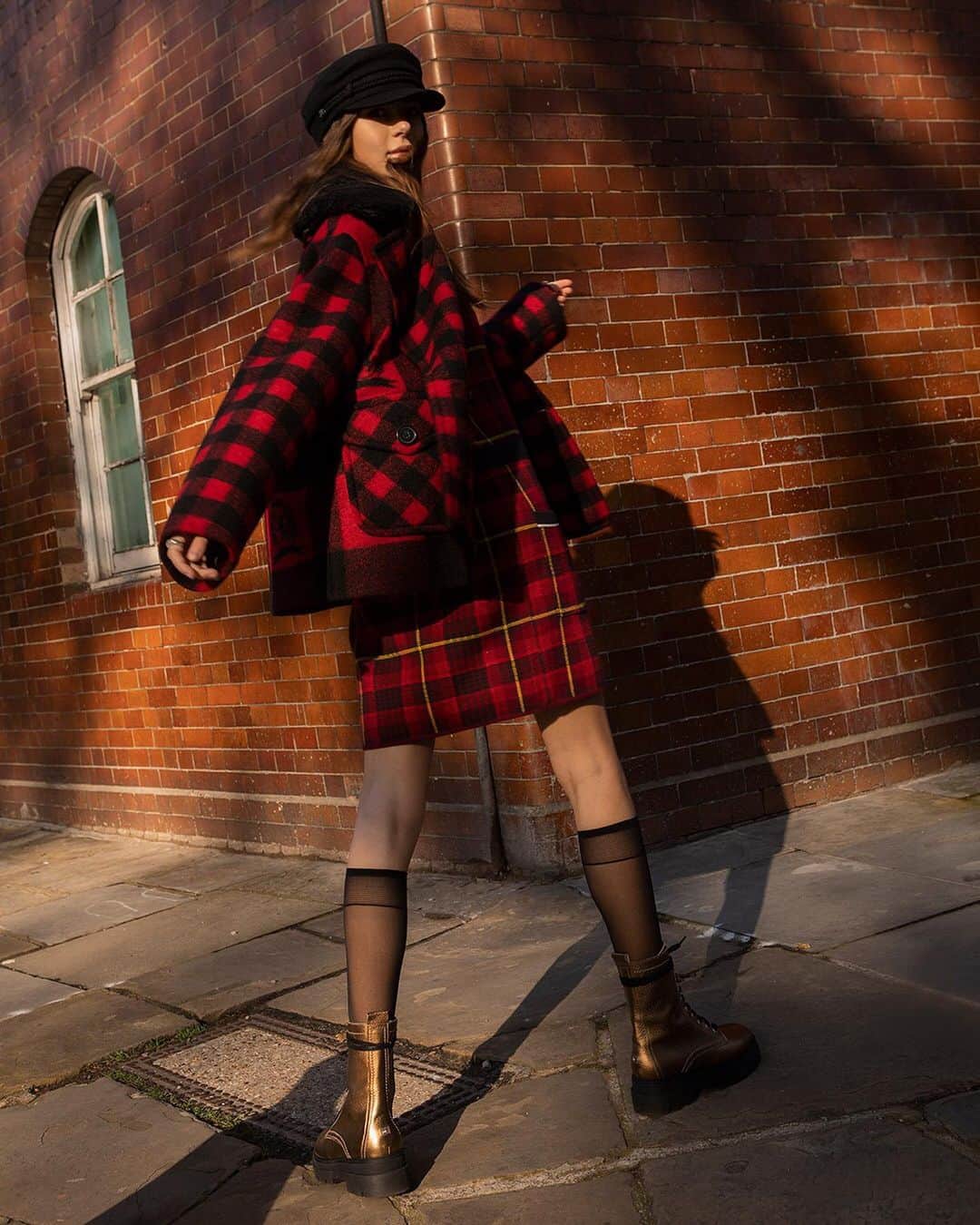 Tommy Hilfigerさんのインスタグラム写真 - (Tommy HilfigerInstagram)「This #HilfigerCollection pea coat goes very well with tartan… and, just about anything really 😍 ⁣ 💁🏻 = @helenagatsby」1月7日 0時00分 - tommyhilfiger