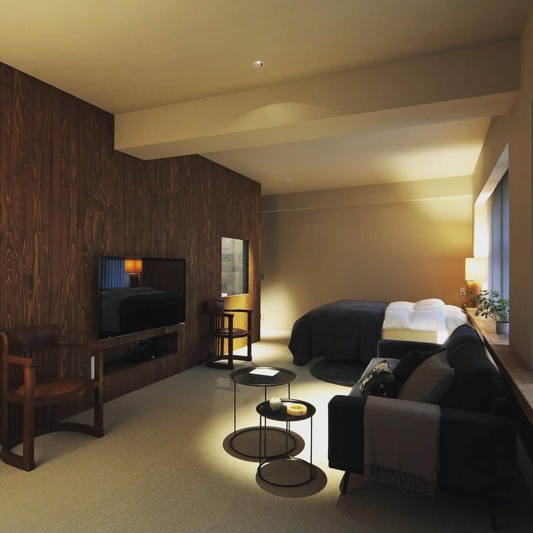 SUVACOさんのインスタグラム写真 - (SUVACOInstagram)「キッチンなし、脱衣所ではなくWIC。広い空間を完全なる自分空間に。仕事モードをOFFにするための長い廊下が回廊のよう。﻿ ﻿ designed by 鹿内　健﻿ ﻿ #ギャラリーのある家 #回廊 #木貼り壁 #木壁 #ホテルライクインテリア #ホテルライクな寝室 #いい家 #今日のいい家 #自分らしい家 #家づくりを楽しむ #施工例 #建築 #デザイン住宅 #architecture #archidaily #archilovers #houseportrait #renovation luneijian8885 # SUVACO #スバコ #SUVACO編集部 #マンションリノベーション#リノベーション #リノベーション事例 #リノベーション住宅 #リノベーション会社 #リノベーションしたい #リノベーションライフ #リノベーションという選択」1月7日 0時10分 - suvaco.jp