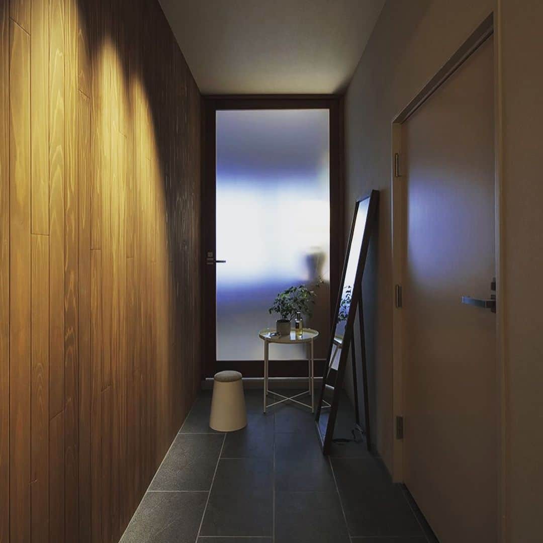 SUVACOさんのインスタグラム写真 - (SUVACOInstagram)「キッチンなし、脱衣所ではなくWIC。広い空間を完全なる自分空間に。仕事モードをOFFにするための長い廊下が回廊のよう。﻿ ﻿ designed by 鹿内　健﻿ ﻿ #ギャラリーのある家 #回廊 #木貼り壁 #木壁 #ホテルライクインテリア #ホテルライクな寝室 #いい家 #今日のいい家 #自分らしい家 #家づくりを楽しむ #施工例 #建築 #デザイン住宅 #architecture #archidaily #archilovers #houseportrait #renovation luneijian8885 # SUVACO #スバコ #SUVACO編集部 #マンションリノベーション#リノベーション #リノベーション事例 #リノベーション住宅 #リノベーション会社 #リノベーションしたい #リノベーションライフ #リノベーションという選択」1月7日 0時10分 - suvaco.jp