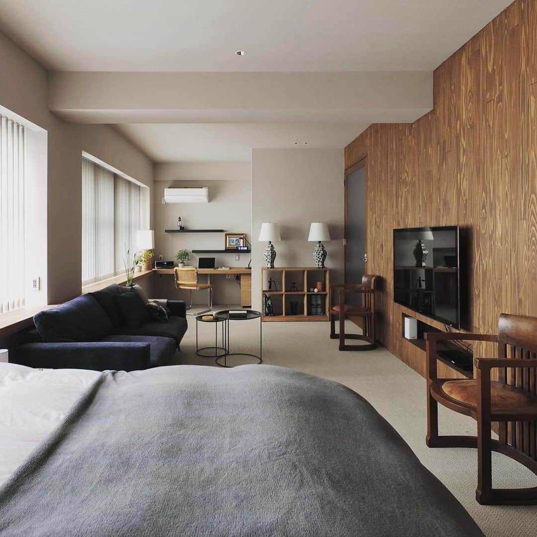 SUVACOのインスタグラム：「キッチンなし、脱衣所ではなくWIC。広い空間を完全なる自分空間に。仕事モードをOFFにするための長い廊下が回廊のよう。﻿ ﻿ designed by 鹿内　健﻿ ﻿ #ギャラリーのある家 #回廊 #木貼り壁 #木壁 #ホテルライクインテリア #ホテルライクな寝室 #いい家 #今日のいい家 #自分らしい家 #家づくりを楽しむ #施工例 #建築 #デザイン住宅 #architecture #archidaily #archilovers #houseportrait #renovation luneijian8885 # SUVACO #スバコ #SUVACO編集部 #マンションリノベーション#リノベーション #リノベーション事例 #リノベーション住宅 #リノベーション会社 #リノベーションしたい #リノベーションライフ #リノベーションという選択」
