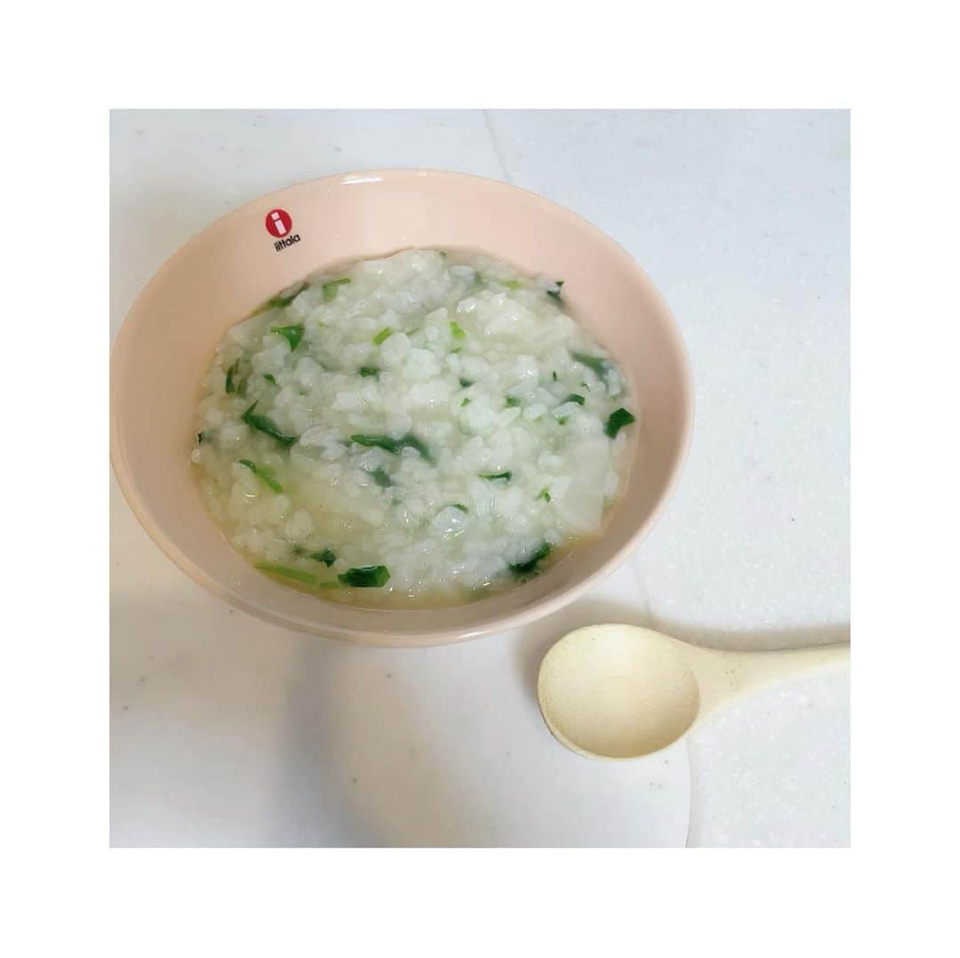 東城陽奏のインスタグラム：「夜中に七草粥を作って食べて本末転倒感はあるけど至って真面目に健康祈願」