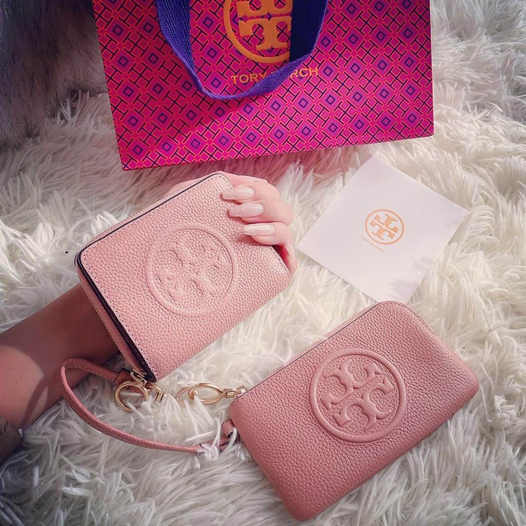マキろんのインスタグラム：「Tory Burch💖 ピンクベージュなのか サーモンピンクなのか ピンクサーモンなのか さくら色なのか なんともいい現せない この色がめっちゃ好き💖✨😌 ・ 新しい お財布とキーケース(カードケース) お気に入りなの❣️ ・ Tory Burch what's kind of color do you know❓ pink beige❓🌿 salmon pink❓🐟 pink salmon❓🐟 blossom color❓🌸 I love iiiittt💝 Haha😌 #山内智恵#マキろん#japanesegirl  #ファッション#fashion #可愛い#ありがとう#大好き #follow#ootd#Tory Burch #トリーバーチ#お財布 #キーケース#カードケース」