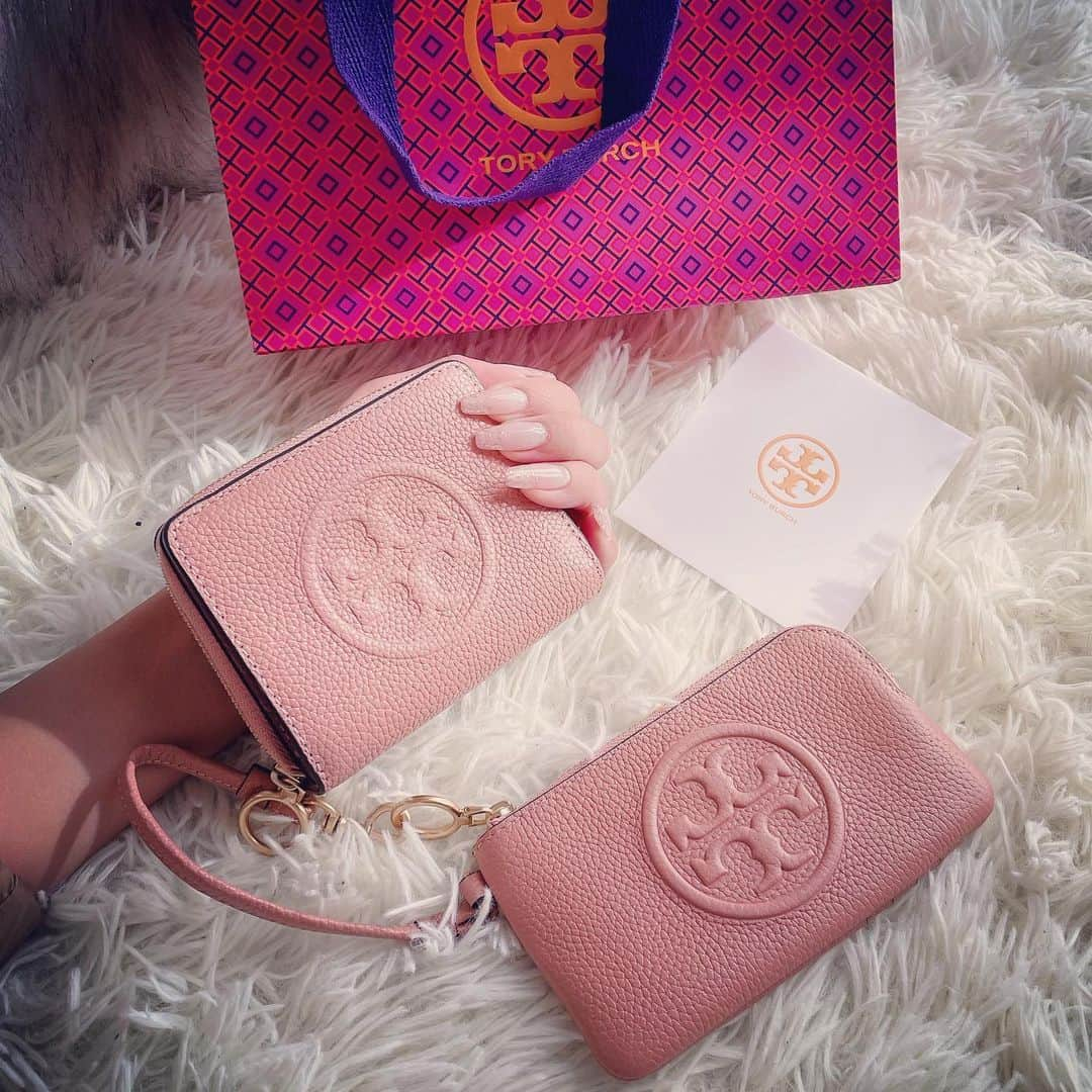 マキろんさんのインスタグラム写真 - (マキろんInstagram)「Tory Burch💖 ピンクベージュなのか サーモンピンクなのか ピンクサーモンなのか さくら色なのか なんともいい現せない この色がめっちゃ好き💖✨😌 ・ 新しい お財布とキーケース(カードケース) お気に入りなの❣️ ・ Tory Burch what's kind of color do you know❓ pink beige❓🌿 salmon pink❓🐟 pink salmon❓🐟 blossom color❓🌸 I love iiiittt💝 Haha😌 #山内智恵#マキろん#japanesegirl  #ファッション#fashion #可愛い#ありがとう#大好き #follow#ootd#Tory Burch #トリーバーチ#お財布 #キーケース#カードケース」1月7日 0時12分 - chieyamauchi