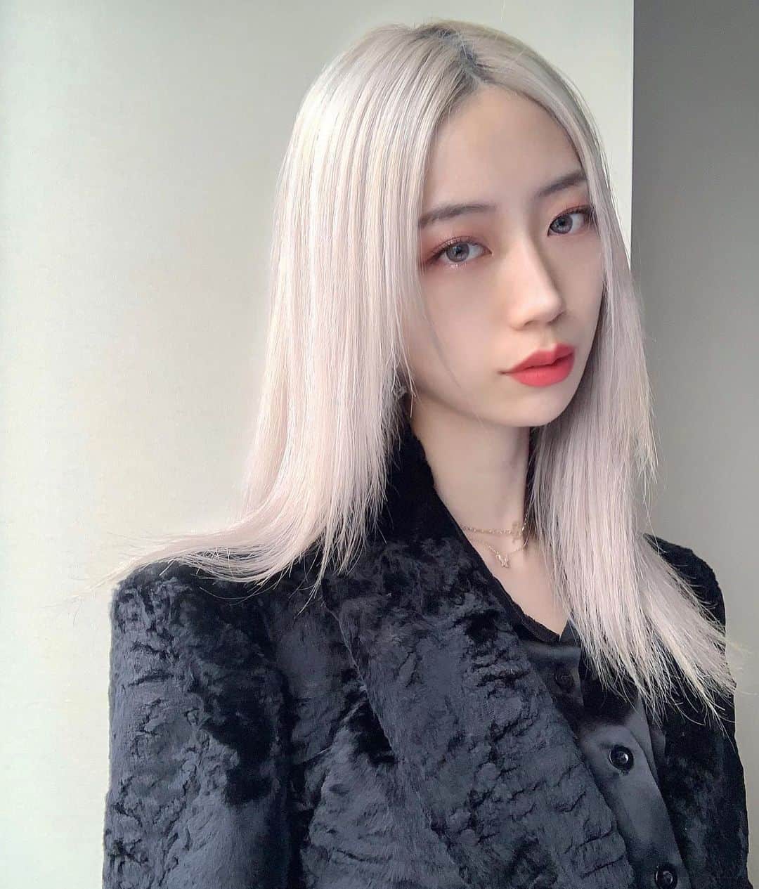 原涼香のインスタグラム：「𝘽𝙄𝙂 𝙉𝙀𝙒𝙎 🤍🤍 ㅤㅤㅤㅤㅤㅤㅤㅤㅤㅤㅤㅤㅤ 改めて、あけましておめでとうございます 大切なみなさまにとびきりのご報告です ㅤㅤㅤㅤㅤㅤㅤㅤㅤㅤㅤㅤㅤ ２０２１年１月５日より、 SEVEN GINZA店ディレクター(店長)を務めさせて頂くこととなりました！ ㅤㅤㅤㅤㅤㅤㅤㅤㅤㅤㅤㅤ 私自身、常に挑戦していたい 止まらず上を目指していたい もっと大好きなSHIMAに貢献したい 色々な強くて熱い想いがあり、 こうして有り難いお話を頂く事ができたのも 日頃からきてくださる沢山のお客様、 先輩方、後輩、オフィスの方々のおかげでしかありません。 ㅤㅤㅤㅤㅤㅤㅤㅤㅤㅤㅤㅤㅤ こんな有り難い環境で 働かせていただけていること、 本当に誇りに思いますし、感謝してもしきれません。 ㅤㅤㅤㅤㅤㅤㅤㅤㅤㅤㅤㅤㅤ 皆様には、もっと新しいSEVEN GINZA、 SHIMAを、お見せしていきたいです。 ㅤㅤㅤㅤㅤㅤㅤㅤㅤㅤㅤㅤㅤ 感謝の気持ちを常に持ち、 おごらず、真面目に、ひたむきに 寝ても覚めても美容と向き合い、 皆さまに喜んでいただけるよう 日々努力してまいります。 ㅤㅤㅤㅤㅤㅤㅤㅤㅤㅤㅤㅤㅤ 今後とも是非よろしくお願い致します🖤 ㅤㅤㅤㅤㅤㅤㅤㅤㅤㅤㅤㅤㅤ SEVEN GINZA Director 原　涼香 ㅤㅤㅤㅤㅤㅤㅤㅤㅤㅤㅤㅤㅤ」
