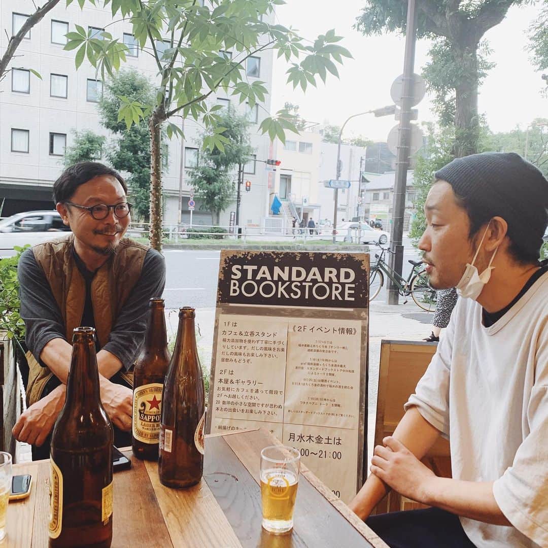 naoko tawaraのインスタグラム：「1月8日（金）19:00から服部さんとNEW DOMAINのオンライントークイベントを開催します。 https://www.facebook.com/blank.jpn  今、grafとお仕事をしていることもあり、なんだかんだ退職してからも服部さんと会うことは多い。 ただ、勤めていたときのように話せることは少なくなり、最近みたおもしろいものや、今気になっているものの話をする時間がなくなってしまったのは寂しい。あれは贅沢な時間だったんだなと外に出てから思う。 服部さんに初めて会ったのは、2008年のビルマニアカフェの中谷ノボルさんとのトーク。大学2回生のころかな。一人でいって、ドキドキしながら服部さんに話しかけたのを覚えてる。 あれから12年もたって、一緒にトークイベントできるようになったのかーと思うと、ちょっと感慨深かったりしています。  京都芸術大学教授でもある服部さんは、NEW DOMAINのスタッフの子たちにとって恩師にあたる。 「こんな授業してるんやでー」「あいつらこんなおもろいこと考えてねん！」と、大学の生徒たちの話をよく服部さんがしていたのを覚えている。服部さんとNEW DOMAINの対談だからこそ、より互いの深い部分がみえたりするのでは、、、と期待してます。 わたしは、今回blankをつくるにあたり、まだアップデートは必要だけれど、これからのお店やものづくりのこと、meからWeへと変わっていく中でのひととのつながりを考えた。でもまだもやもやして、うんうんして、悩み続けている。  服部さんは今、どんなことを考えているのか。graf prochはどんな場になっていくのか。これからのことを一緒に考えれるようなトークになったらいいなと思っております。  トークイベントは無料配信。開始時刻にblankのFBページ、もしくはこちらのYoutubeのURLまでアクセスしてください。 youtube: https://youtu.be/TDInU2LIddg 遠方のひとからのアクセスも大歓迎。  まだまだ、アップデートが必要なblankですが、応援いただけると嬉しいです。 ぜひ @blank___jpのフォローをお願いいたします。  写真は去年一杯かわしたときのもの。はやくもっとみんなと飲み歩きたいわ」