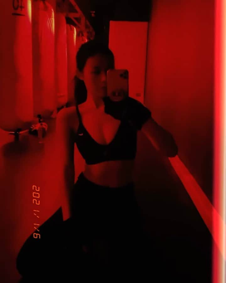 張香香のインスタグラム：「最近是積極打拳的女子 #貓貓拳🐱🥊」