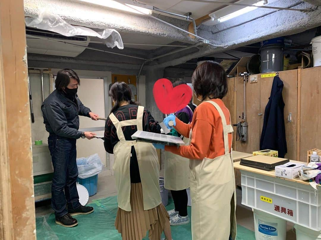 國井紫苑のインスタグラム：「原田左官工業所さんで左官体験をしてきました🥺❤️ 普段何気なく過ごしてる中にしっくいが使われているのを私は初めて知りました💮 どうして蔵などにしっくいが使われているかとかしっくいの強度について、歴史について沢山教えてもらう時間もあり勉強になりました  役者をしていてなかなかこの体験は出来ないいので沢山楽しみました！！ 実際に壁に使われるしっくいで壁を塗ったり、オリジナルのしっくいプレートを作ったりしました！ プレートにはキラキラした石を散りばめたりできました😎❤️❤️  海をイメージしたよ！  是非みんなも体験してみてね！ 体験が難しい時期でもあるから、良かったらサイトとか見てみてください🥳🥳🥳  https://www.haradasakan.co.jp/#indextop   #しっくい  #漆喰  #原田左官工業所」