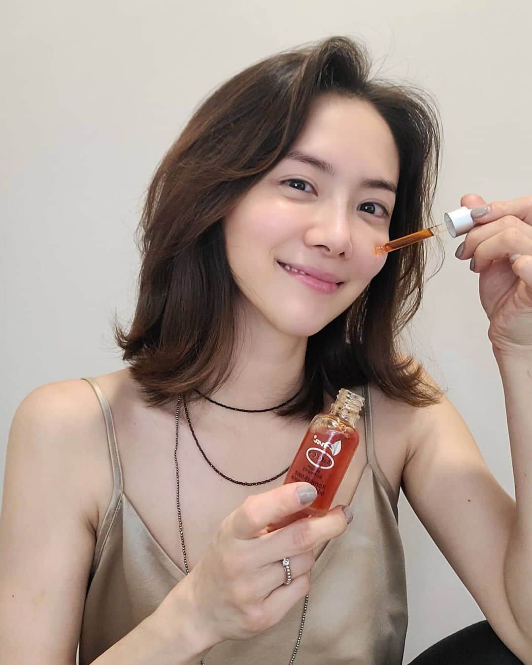 ユ・ハナのインスタグラム：「서울에 눈이 엄청 온대서 우와우와 하고있었는데, 제가 있는 대전에도 눈이 펑펑 오기시작했어요.  운전은 걱정되지만, 가만히 창밖을 자꾸 보게되는 밤이에요🌙☃️ 무엇때문인지 설레서 잠이안오는 밤 사실 낮에 마신 크리스피도넛의 1리터 커피에 샷하나를 더추가한  5샷때문일지도 모르지만요🤣  정말 우리한테 주어진 소중한 시간  사랑하는 사람 아껴주어야해요! 사람이 보고프고 그립다요.  제대로 얼굴보고 이야기한 적이 언제엿나 싶어요.  빨간세럼 #아스탁플러스세럼 의 3일간의 공구가 끝이났어욧♡ 트러블이 잠재워지는 효과가 어메이징한 항염작용 톡톡히하는 항산화세럼  활성산소를 제거하는 항산화물질은 피부를 탱탱 튼튼하게 최상의 컨디션을 유지해주죠👍   스킨 -앰플-'빨간세럼❤'-에센스-크림+동백오일 순서로 바르심되세요👍」