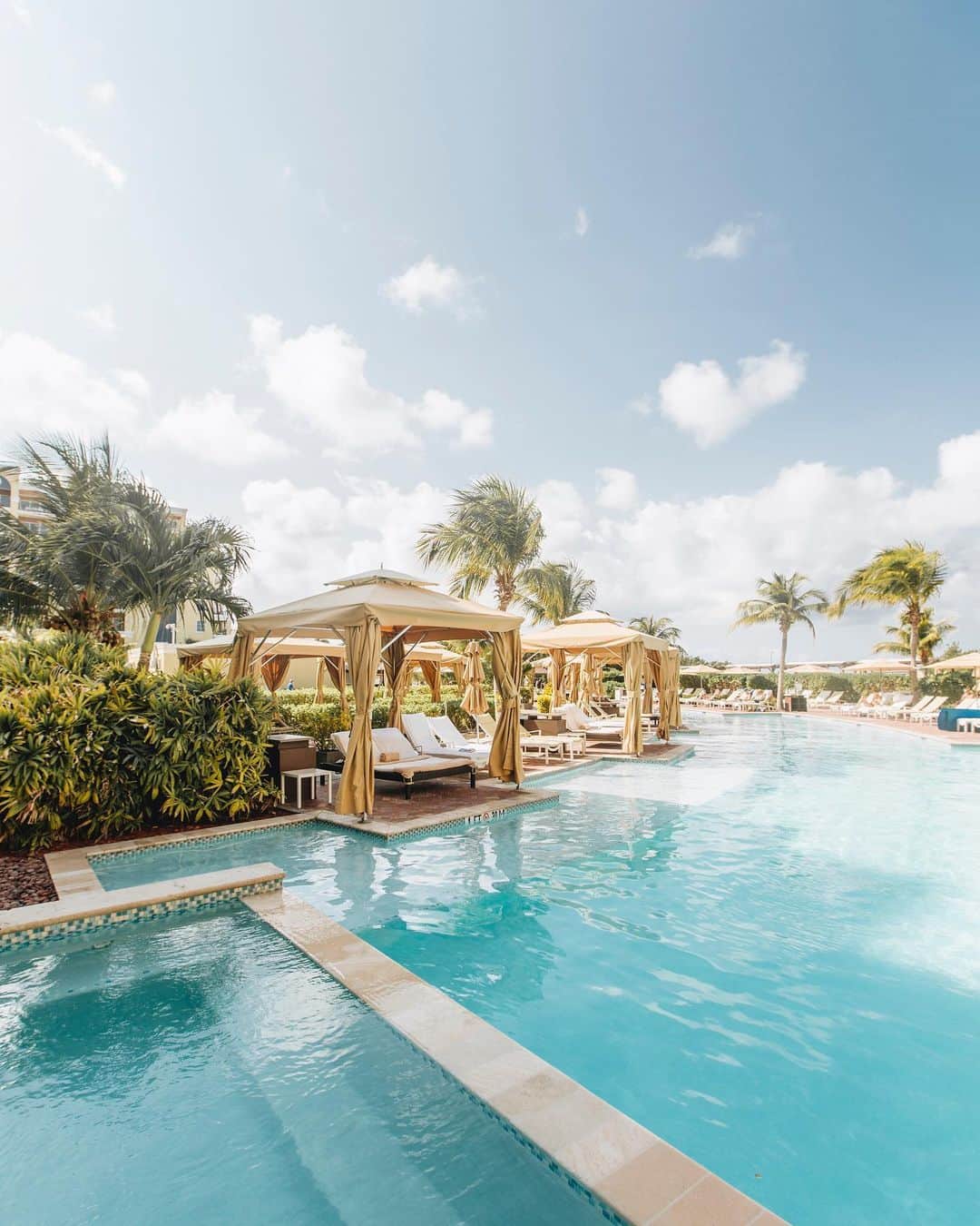 リッツ・カールトンのインスタグラム：「Unwind poolside with turquoise blues in sight at The Ritz-Carlton, #Aruba.」