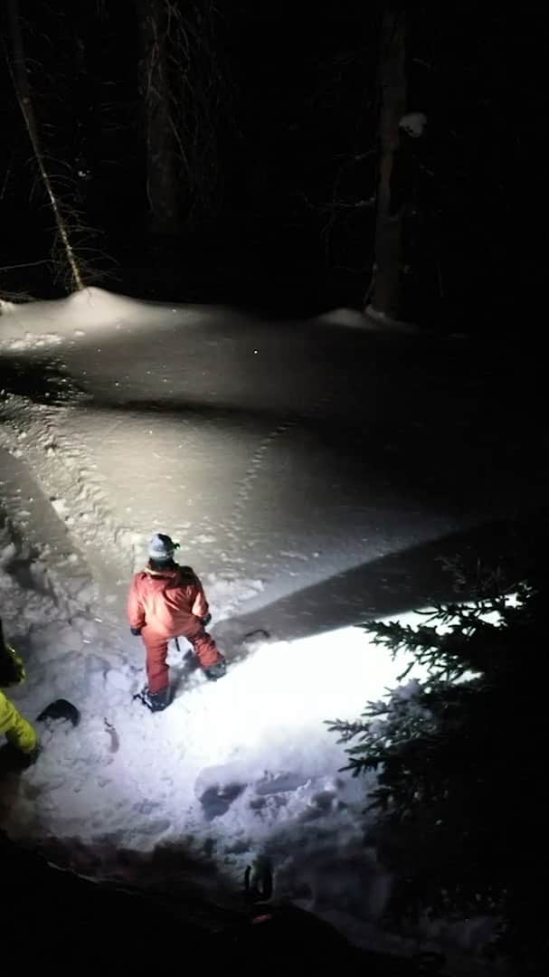 アナログクロージングのインスタグラム：「Go dark with night riders @marksollors, @mikkel_bang, @mikeyrencz and @mikeyciccarelli in the Whistler Backcountry. Bring a headlamp 🔦 #BurtonOneWorld」