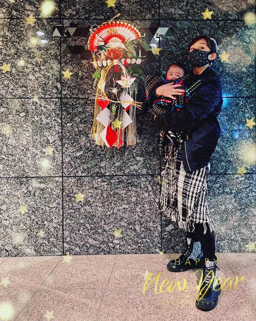 DJ JUICYのインスタグラム：「遅くなりましたが...  ✨明けましておめでとうございます✨ 2021年も宜しくお願いします🙏😙❣️  子育て&魔女修行🧙‍♀️ 頑張って行くぞ⤴️✊🔥」