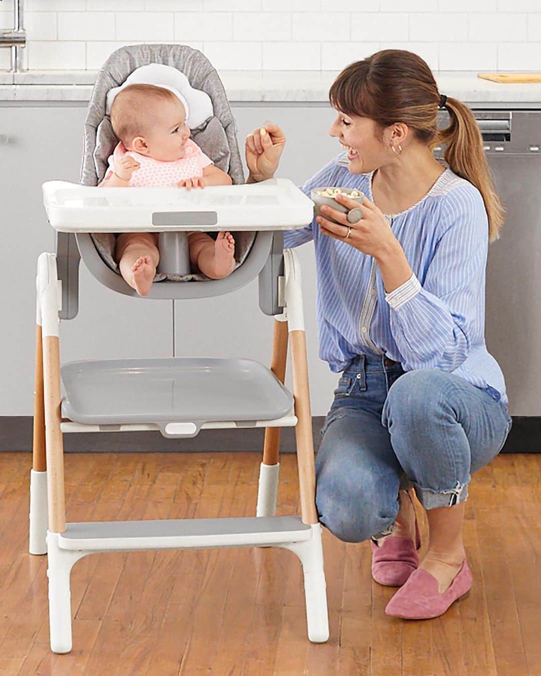 Skip Hopさんのインスタグラム写真 - (Skip HopInstagram)「Looking for a high chair that's loaded with features and nice to look at? 🤩 Meet our Sit to Step High Chair! Perfect for feeding your littles!   #feedingmadebetter #solutionsforresolutions #resolutions #highchair #skiphop」1月7日 0時41分 - skiphop