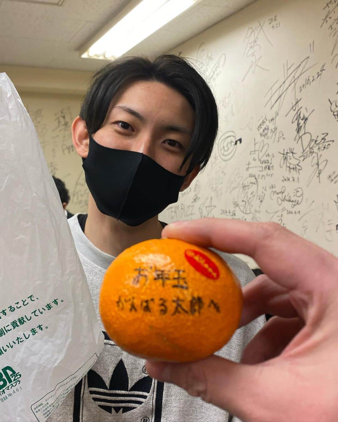 がんばる太郎さんのインスタグラム写真 - (がんばる太郎Instagram)「２０２１初ライブみかん🍊 ありがとうございました😊 パープルみやぎさんとのユニット光のパート最高でした！！ ユニットの順位は最下位という栄誉をいただき最高です！ それほど印象に残ったということで☺️」1月7日 0時41分 - tarochanpaopao