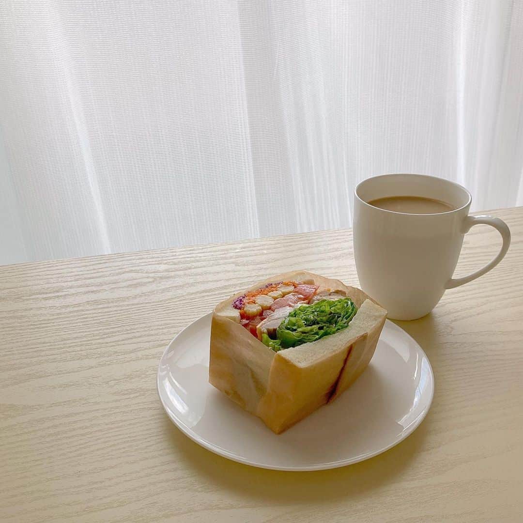のインスタグラム：「📌Hanke ‐Sandwich&Inn‐     📍札幌市豊平区豊平区豊平3-2‐1‐45   菊水駅徒歩9分  🕰11:00～16:00(15:30LO)※完売次第終了  ┗火曜,水曜定休   ☡✎ ─────────      まずですね、顎が外れるかと思った！笑 そのときによってフルーツサンドや チキンのサンドなど様々なサンドが置いてあります！   私は持ち帰りにしましたが 店内はカフェスペースもあって 食べていくこともできます🙆‍♀   1台ですが駐車場もあるので 車でも安心です☺   とても人気ですぐ売り切れてしまうので、 「ワタシ絶対タベル！」という意気込みで 早めのお出かけをおすすめします！🏃‍♀💨    ─────────────    #札幌カフェ#北海道グルメ #食べ歩き #札幌大通り #本田グルメ #sapporosweets  #sappporo #sapporocafe #サンドイッチ #札幌菊水カフェ #fyp  #sandwich #札幌フルーツサンド #カフェ巡り #カフェ好きな人と繋がりたい #本田グルメ #本田グルメ札幌 #hankesandwichinn」