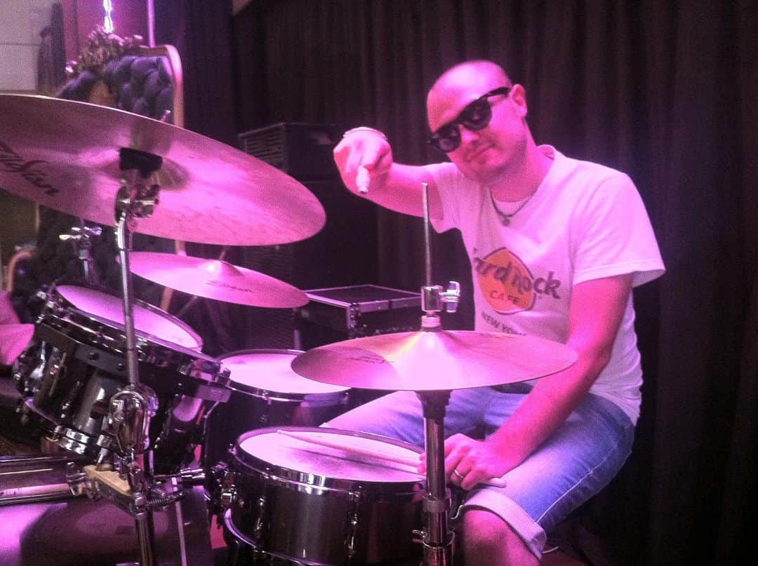 グリフォーニのインスタグラム：「Il soundcheck all’Hard Rock Cafè di Firenze!  #2012 #luglio2012 #shave #shaveoftheday #shavehead #pelato #oldphoto #oldphoto #oldpic #oldstyle #hardrock #hardrockcafe #hardrockcafefirenze #drummer #drummerlife #drummers #drummersofinstagram #drummerworld #drummersilike #ragazzo #ragazzi #ragazzoitaliano #italianboy #plugandplay #rieti #firenze #raybansunglasses」