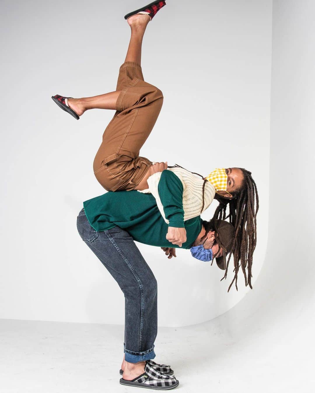 サヌークのインスタグラム：「You Got My Back - literally! Photoshoots may have been weird last year, but never short on grinny fun! A behind-the-scenes look at the shoot for one of our favorite styles of the season.」