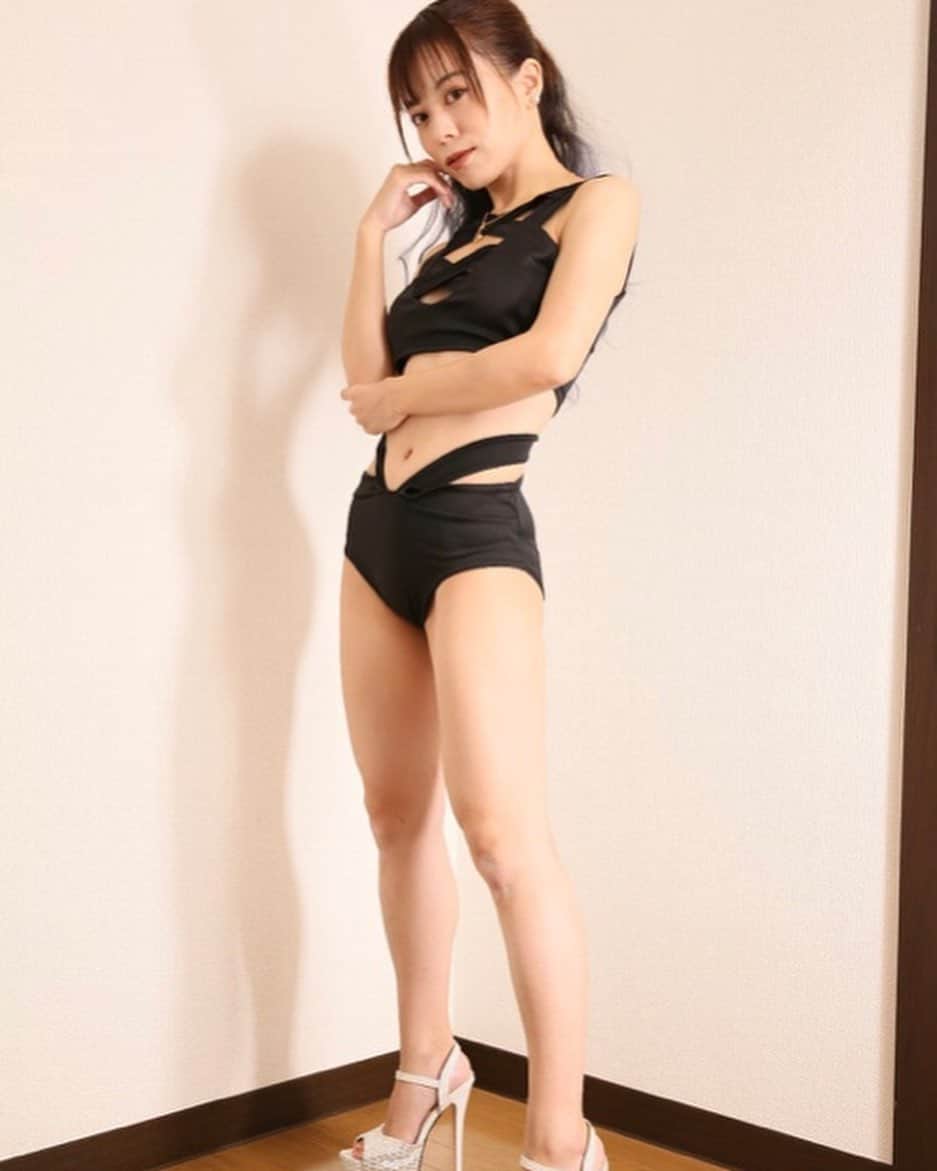 及川愛未のインスタグラム：「topqueen アザーカット📸  私も緊急事態宣言の件に伴い、本日〜1/31まで以前から決まっている商用撮影以外のリクエスト撮影の受付は自粛させていただきます。撮了しているtopqueen.jpなどぜひお楽しみください^ ^  http://www.topqueen.jp  #topqueen #壁紙 #ダウンロード #会員#レースクイーン #グラビア #エンターテイメント #roundgirl #model #shooting #毎週２回更新 #グラビアギャラリー #タンキニ #black  #サロンモデル #ウェディングモデル #ブライダルモデル #bridalmodel  #ポートレートしま専科  #ポートレート  #photography  #写真  #写真好きな人と繋がりたい  #写真撮るの好き人と繋がりたい  #portraitmodel  #東京カメラ部  #ファインダー #ファインダー越しの私の世界  #アザーカット #followme ‪ ‬」