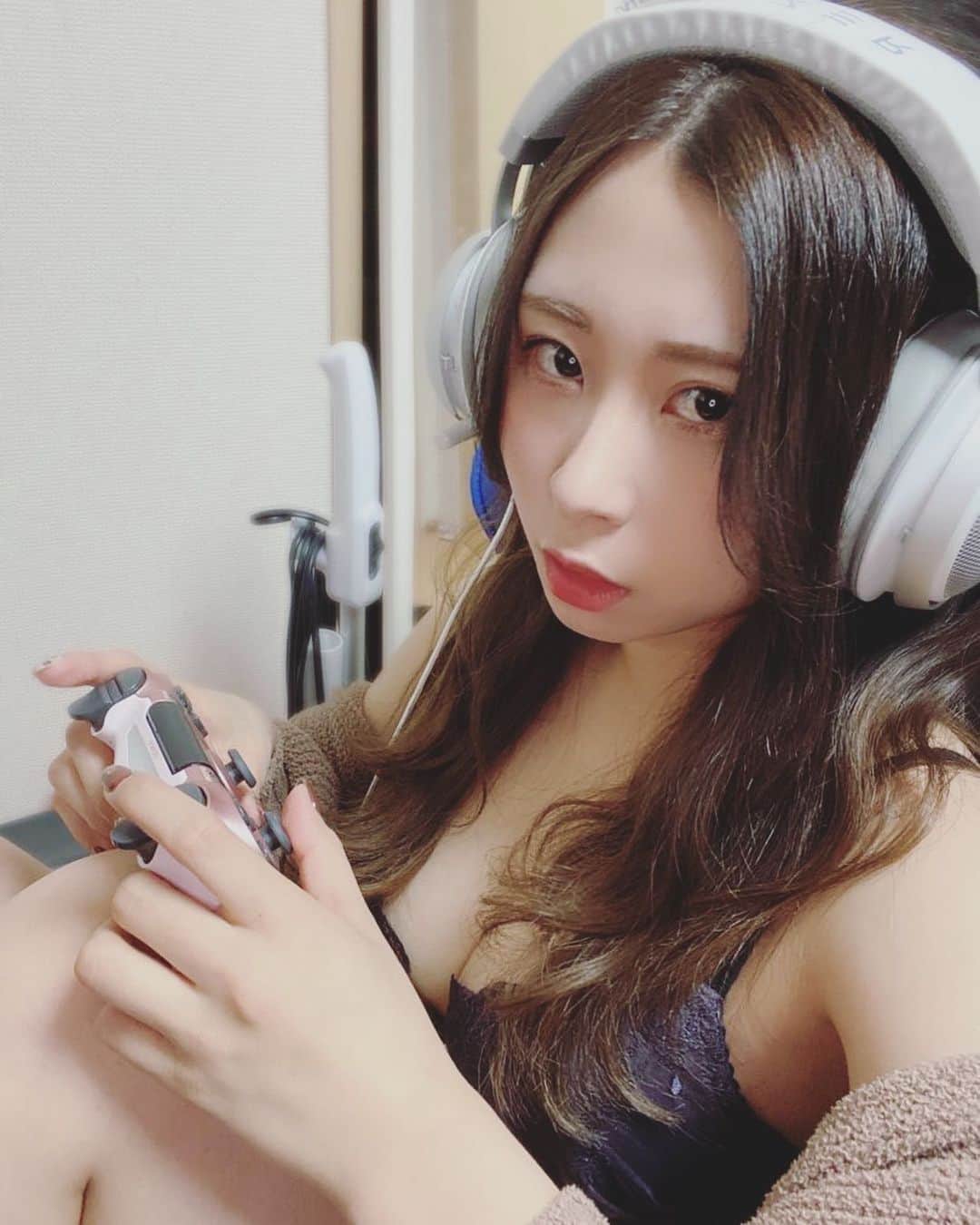 河原まゆのインスタグラム：「家ではゲームばっか  #グラビア #model #좋아요 #셀카 #셀피 #日本的 #性感 #内衣　#selfie #japanesegirl」