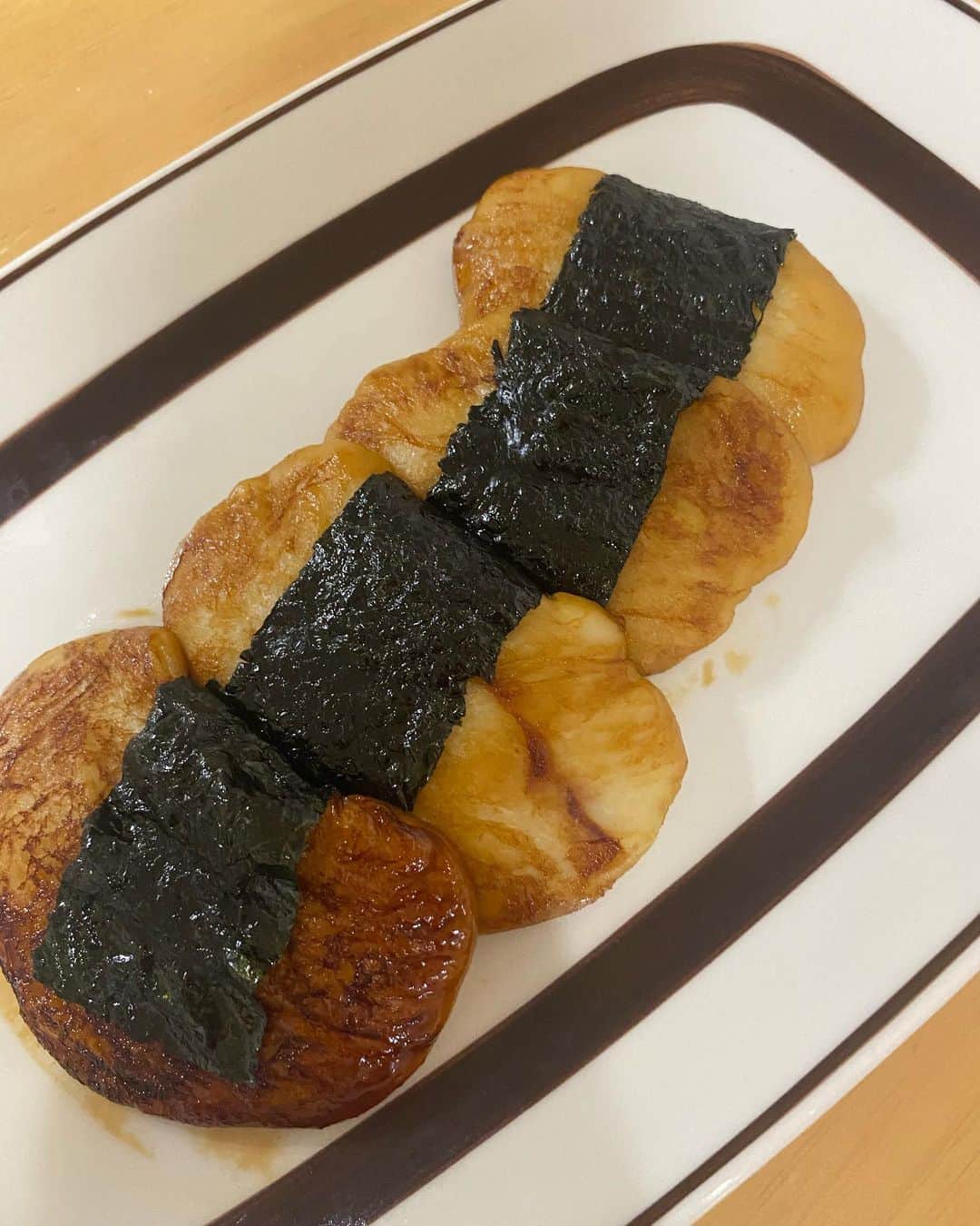 みやざきやすこさんのインスタグラム写真 - (みやざきやすこInstagram)「お餅のようでお餅でないのです（笑）  糖質制限、なんちゃって餅😳  👉施術予約と詳細はアメブロやLINE@の登録時にご案内してます😊﻿ @yasuko.miyazaki333﻿ ↑クリックでプロフィールトップに飛びます。﻿ .﻿ 🖥 http://heavens-door03.com﻿ ﻿ LINE@登録で無料のバストアップ動画プレゼント❤️﻿ 🆔@mjp6622n﻿ ﻿ #やすこの乳活#バストアップ #下垂 #デコルテ #授乳後 #バストアップサロン #ヘブンズドア  #東京都  #育乳 #育乳ブラ#バストアップ方法 #美乳#美胸 #女性ホルモン#バストケア#ブラデリス#育乳女神 #くびれ #ダイエット﻿ #オンラインサロン #妊活 #サプリメント#ヘブンズドアへようこそ #予防医学 #食事法 #糖質制限」1月7日 0時52分 - yasuko.miyazaki333